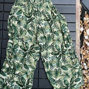 Women’s small floral leaf wide leg cropped pants